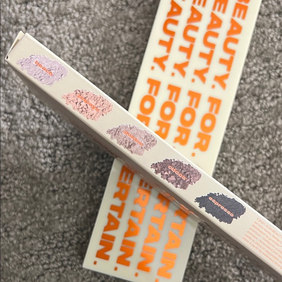 Neutral Eyeshadow Palette with Gold and Brown Shades - Picture 3 of 3